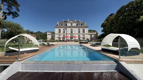 Imagen de la piscina del Hotel Ch&acirc;teau De La Gressi&egrave;re. Foto 16