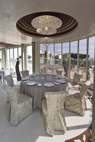 Imagen del bar/restaurante del Hotel Château De La Messardière. Foto 4