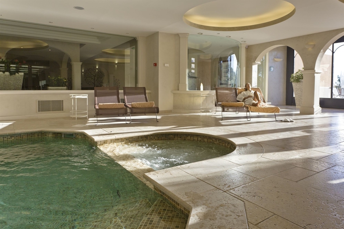 Imagen de la piscina del Hotel Château De La Messardière. Foto 12