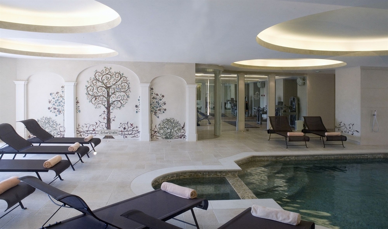 Imagen de la piscina del Hotel Château De La Messardière. Foto 14