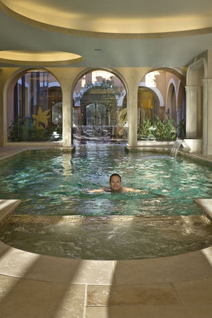 Imagen de la piscina del Hotel Château De La Messardière. Foto 15