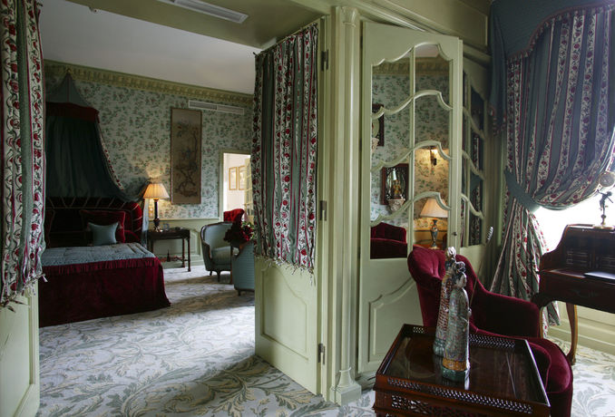 Imagen de la piscina del Hotel Ch&acirc;teau De Mirambeau. Foto 16