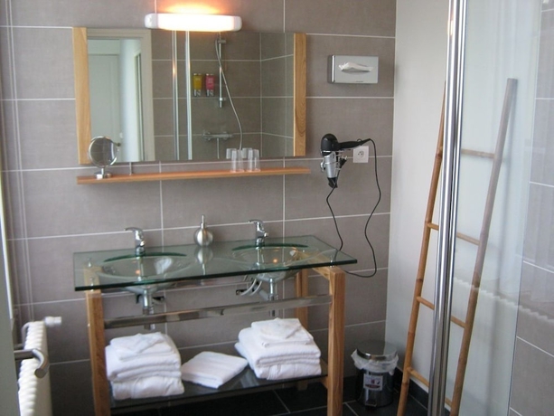 Imagen de la habitación del Hotel Ch&acirc;teau De Moulin Le Comte. Foto 10