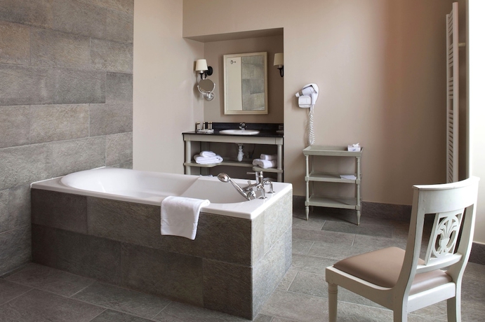 Imagen de la habitación del Hotel Ch&acirc;teau GOLF & SPA d'Augerville. Foto 16