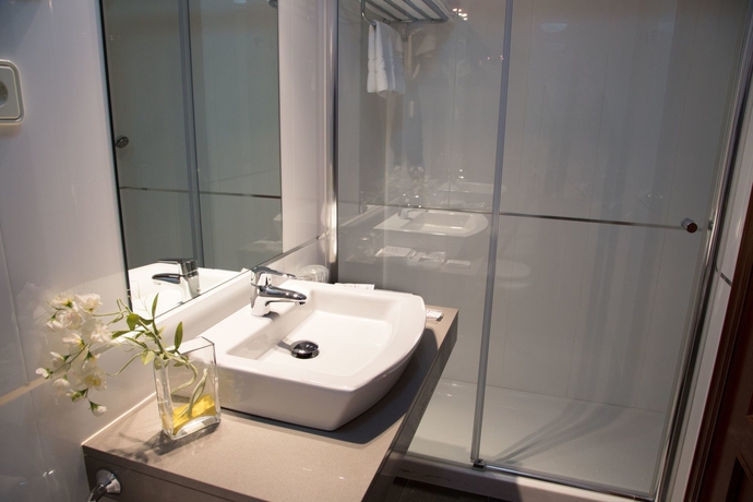 Imagen de la habitación del Hotel Château La Roca. Foto 2