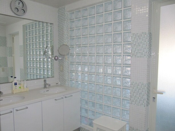 Imagen de la piscina del Hotel Ch&acirc;teau Le Fleur. Foto 24