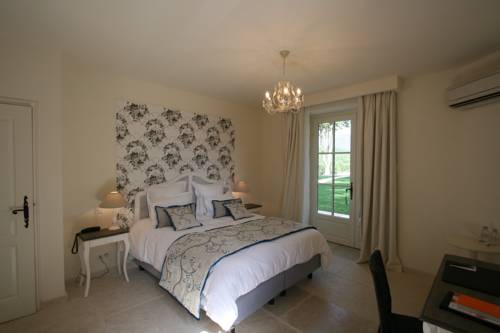 Imagen de la habitación del Hotel Ch&acirc;teau Les Oliviers De Salettes. Foto 10