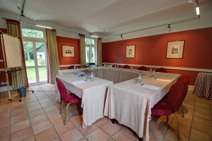 Imagen de los interiores del Hotel Ch&acirc;teau Tilques. Foto 7