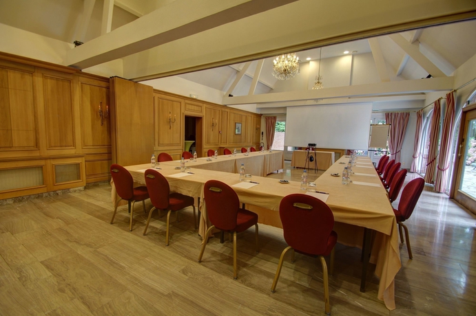 Imagen de los interiores del Hotel Ch&acirc;teau Tilques. Foto 10