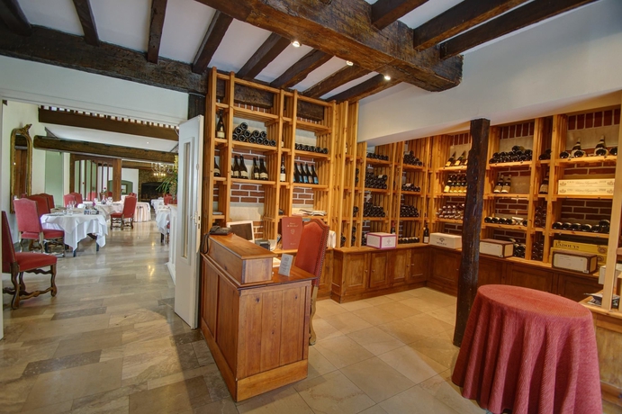 Imagen del bar/restaurante del Hotel Ch&acirc;teau Tilques. Foto 4