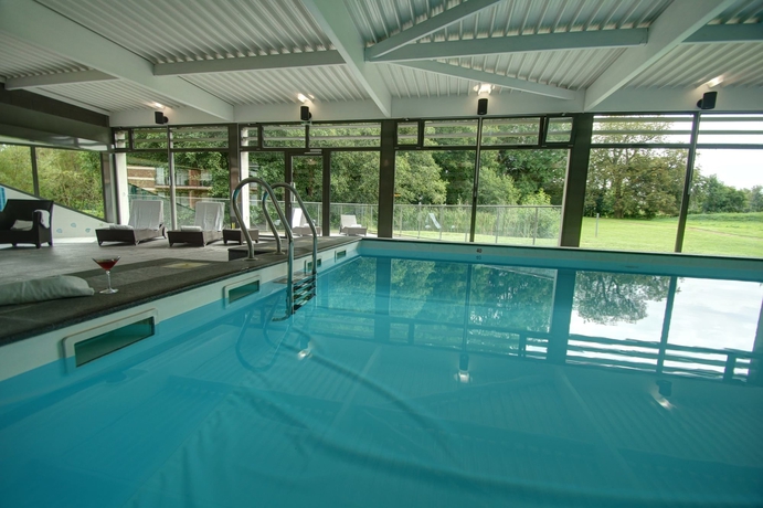 Imagen de la piscina del Hotel Ch&acirc;teau Tilques. Foto 15
