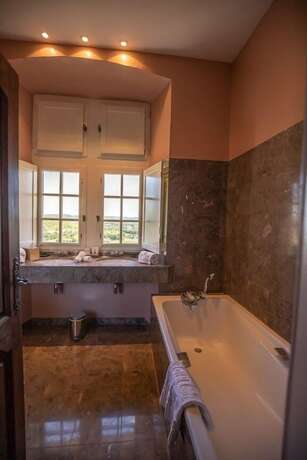 Imagen general del Hotel Ch&acirc;teau de Mercu&egrave;s. Foto 6