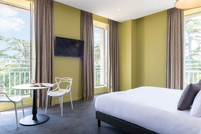 Imagen general del Hotel Ch&acirc;teau de Tauzi&egrave;s, The Originals Relais. Foto 5