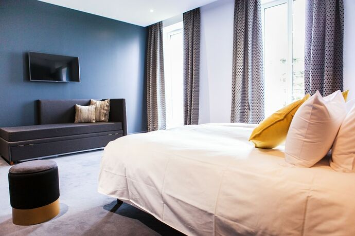 Imagen de la habitación del Hotel Ch&acirc;teau de Tauzi&egrave;s, The Originals Relais. Foto 16