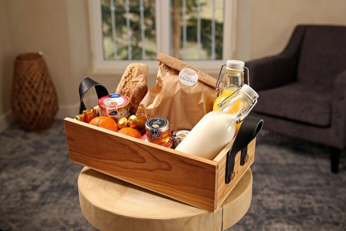 Imagen de la habitación del Hotel Ch&acirc;teau de Tauzi&egrave;s, The Originals Relais. Foto 17