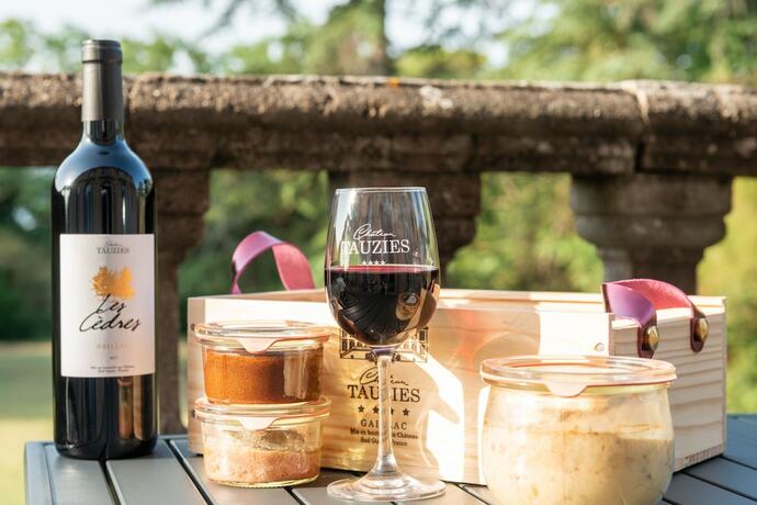 Imagen general del Hotel Ch&acirc;teau de Tauzi&egrave;s, The Originals Relais. Foto 8