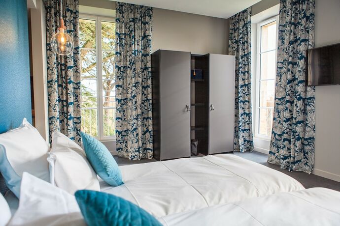 Imagen de la habitación del Hotel Ch&acirc;teau de Tauzi&egrave;s, The Originals Relais. Foto 18