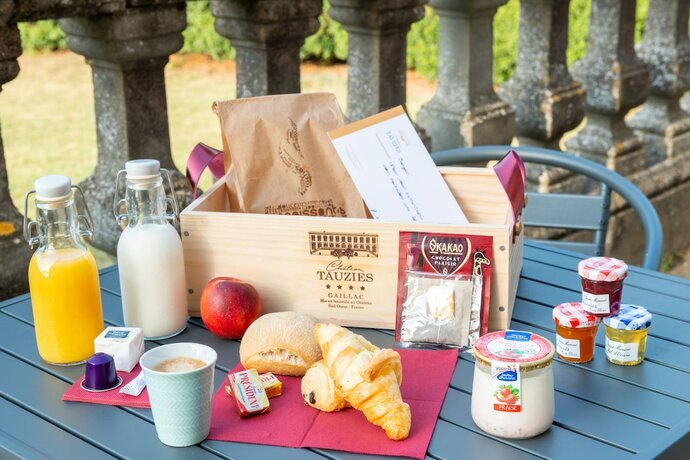 Imagen general del Hotel Ch&acirc;teau de Tauzi&egrave;s, The Originals Relais. Foto 13