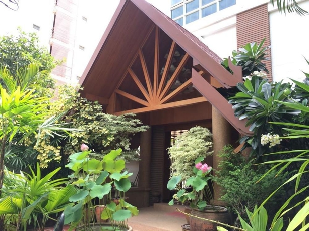 Imagen de los exteriores del Hotel Chada Thai House. Foto 12