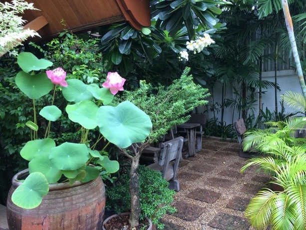 Imagen de los exteriores del Hotel Chada Thai House. Foto 13