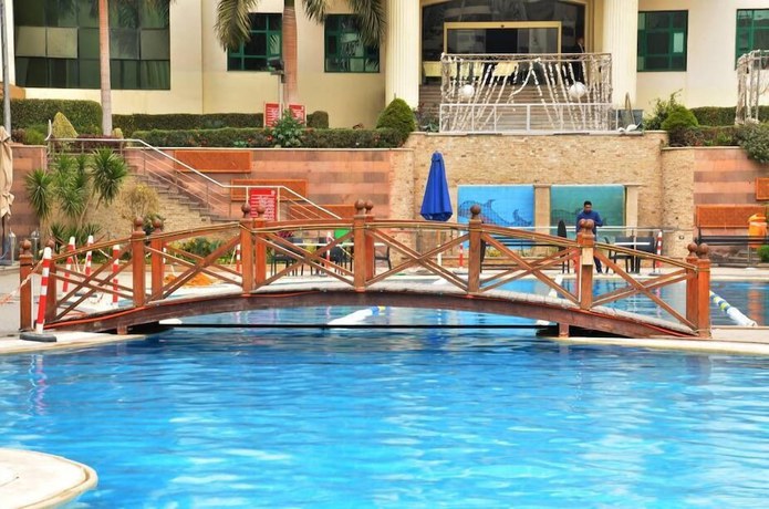 Imagen de la piscina del Hotel Chain Luxe Paradise. Foto 15