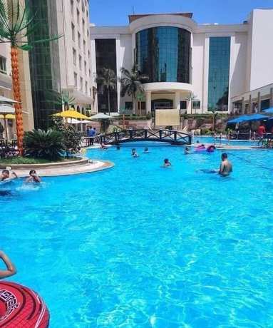 Imagen de la piscina del Hotel Chain Luxe Paradise. Foto 16