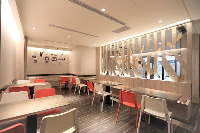 Imagen de los interiores del Hotel Chair Man. Foto 17