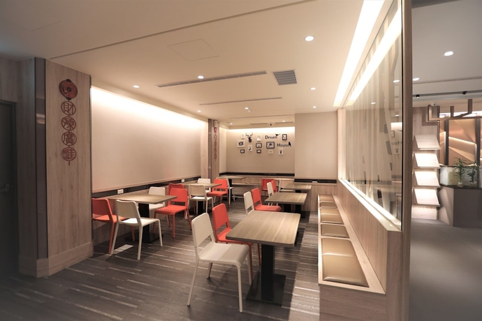 Imagen de los interiores del Hotel Chair Man. Foto 18