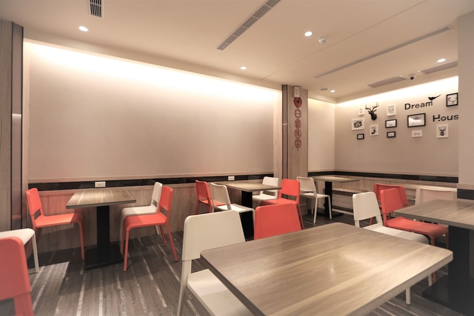 Imagen de los interiores del Hotel Chair Man. Foto 19