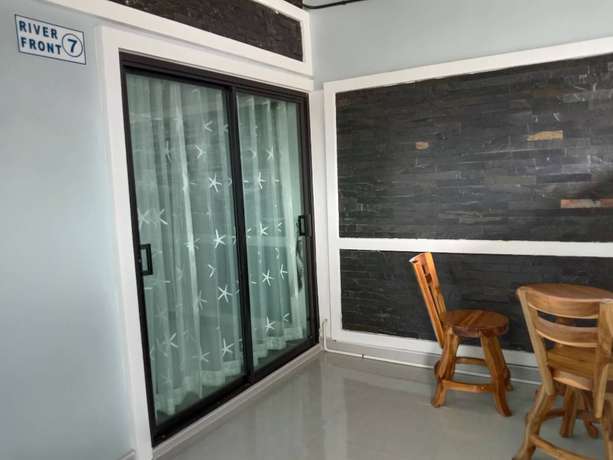 Imagen de los interiores del Hotel Chaiyai River Front. Foto 17