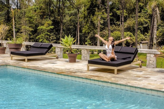 Imagen de la piscina del Hotel Chal&eacute;s Realli. Foto 12