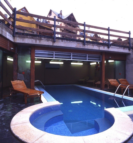 Imagen de la piscina del Hotel Chalet Bassibe. Foto 10