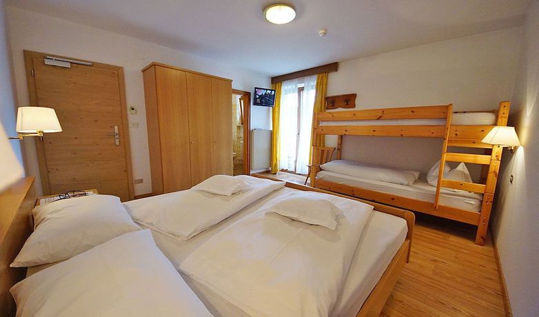 Imagen de la habitación del Hotel Chalet La Palsa. Foto 7