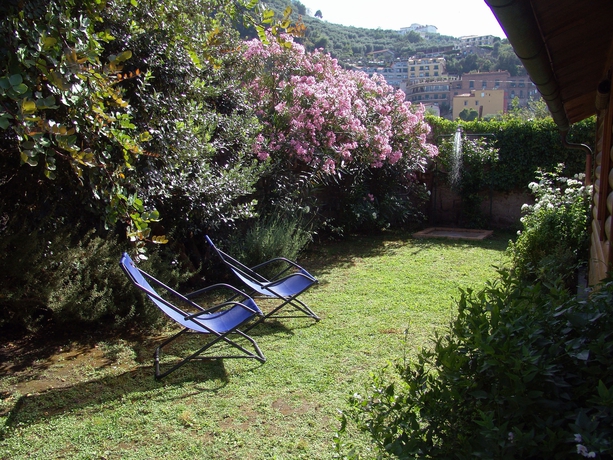 Imagen de los exteriores del Hotel Chalet Lidia. Foto 9