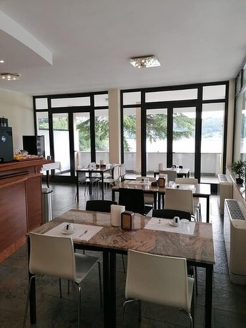Imagen del bar/restaurante del Hotel Chalet del Lago. Foto 2