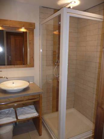 Imagen de la habitación del Hotel Chalet-H&ocirc;tel Le Beausoleil, The Originals Relais. Foto 15