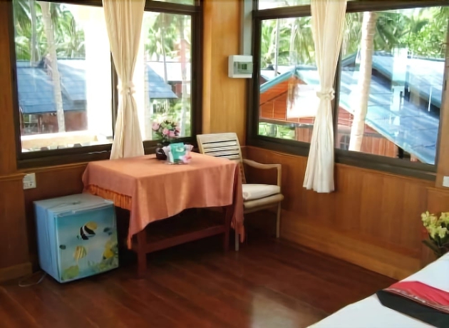 Imagen de la habitación del Hotel Chaloklum Bay Resort. Foto 15