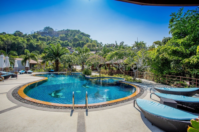 Imagen de la piscina del Hotel Chalong Chalet Resort and Longstay. Foto 13