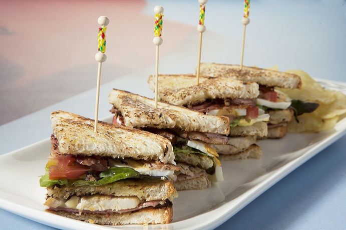 Imagen del bar/restaurante del Hotel Chamartin The One. Foto 3