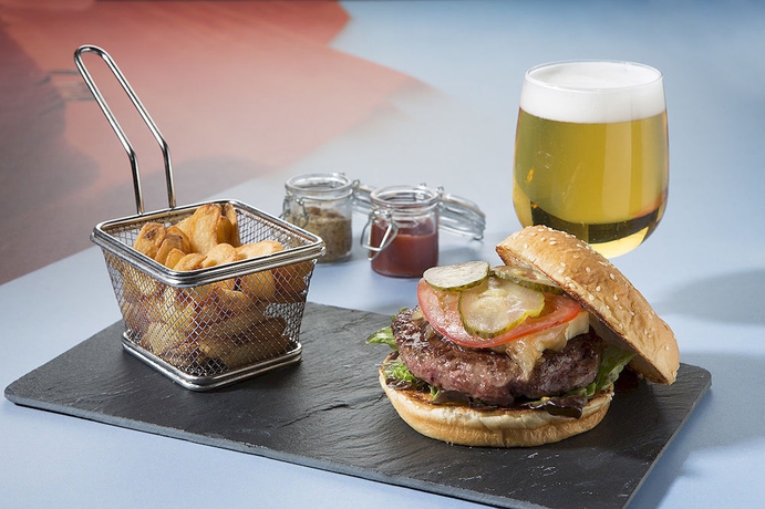 Imagen del bar/restaurante del Hotel Chamartin The One. Foto 5