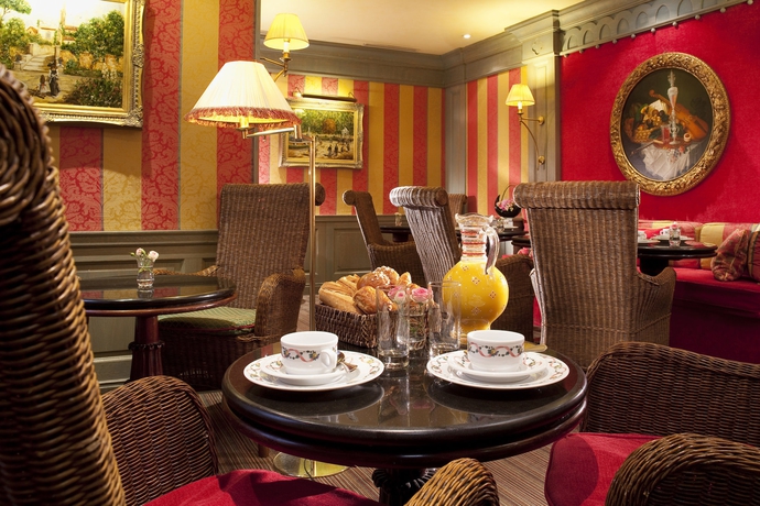 Imagen del bar/restaurante del Hotel Chambiges Elysées. Foto 4