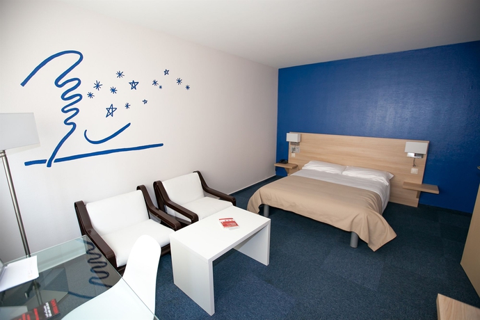 Imagen de la habitación del Hotel Chambord, Menton. Foto 5