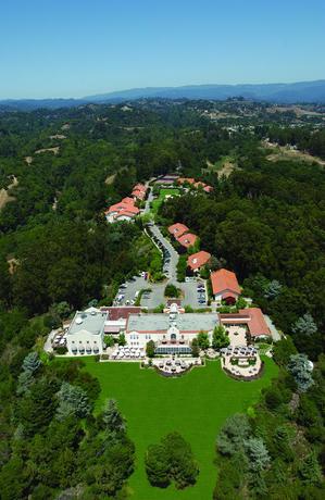 Imagen de los exteriores del Hotel Chaminade Resort and Spa. Foto 9