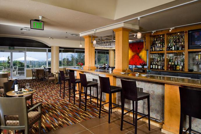 Imagen del bar/restaurante del Hotel Chaminade Resort and Spa. Foto 3