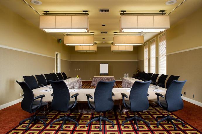 Imagen de los interiores del Hotel Chaminade Resort and Spa. Foto 12