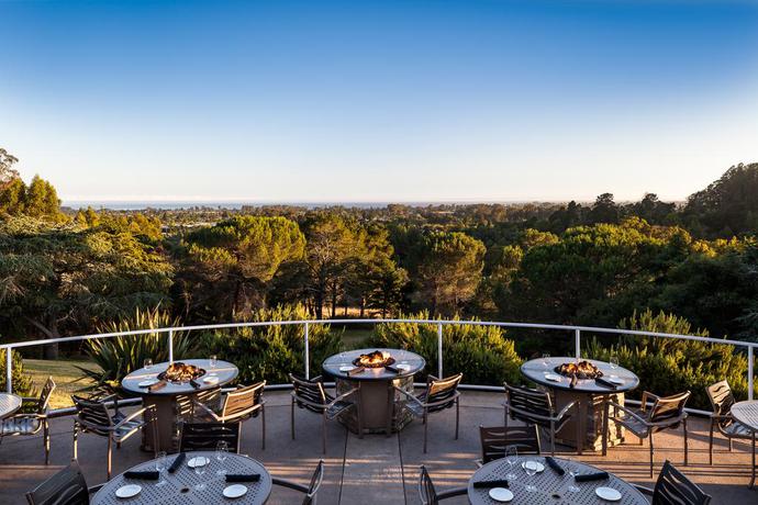 Imagen del bar/restaurante del Hotel Chaminade Resort and Spa. Foto 4