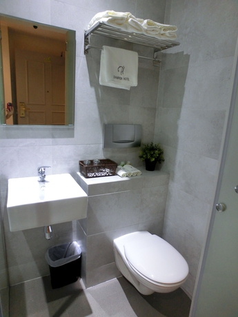 Imagen de la habitación del Hotel Champion. Foto 15