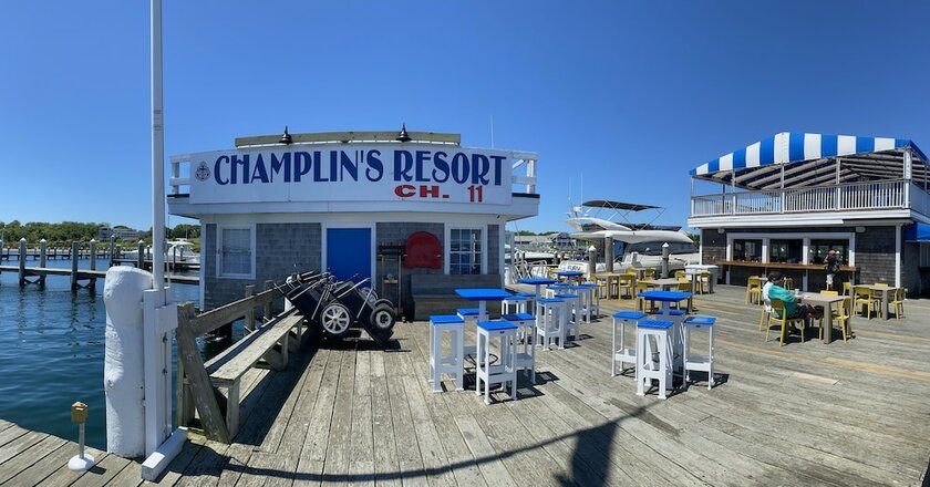 Imagen del bar/restaurante del Hotel Champlin's Marina And Resort. Foto 15