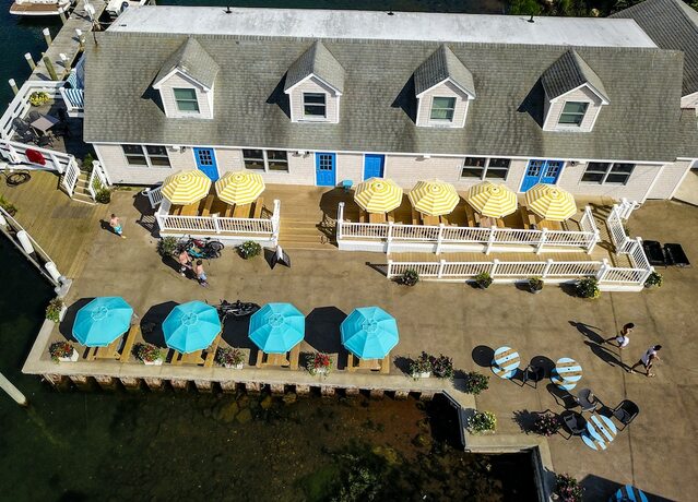 Imagen del bar/restaurante del Hotel Champlin's Marina And Resort. Foto 16