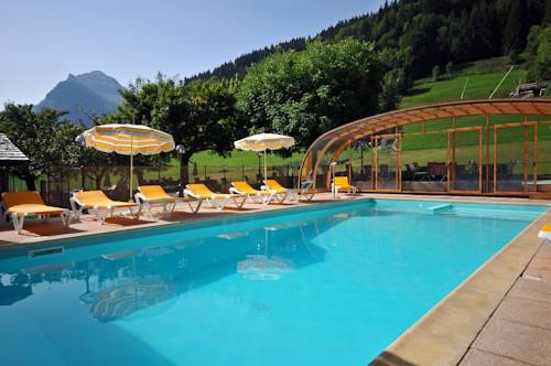 Imagen de la piscina del Hotel Champs Fleuris Morzine. Foto 4